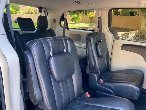 Used 2016 Chrysler Town & Country Touring image 48