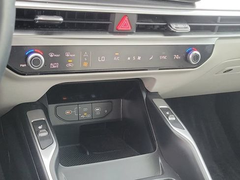 Used 2024 Kia Sorento S w/ Panoramic Sunroof Package FWD image 27
