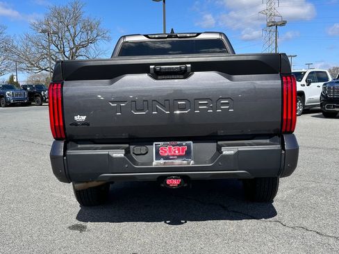 Used 2022 Toyota Tundra SR5 w/ SR5 Convenience Package AWD/4WD image 9