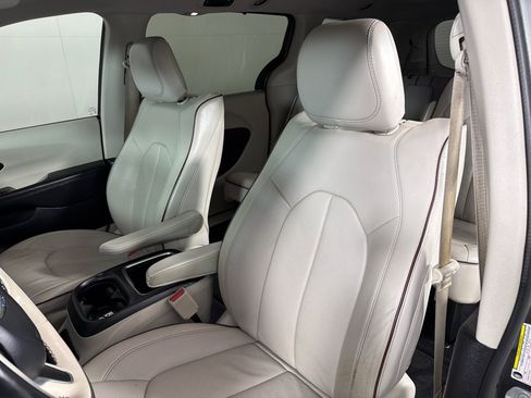 Used 2018 Chrysler Pacifica Limited FWD image 13