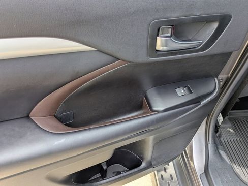 Used 2019 Toyota Highlander XLE FWD image 12