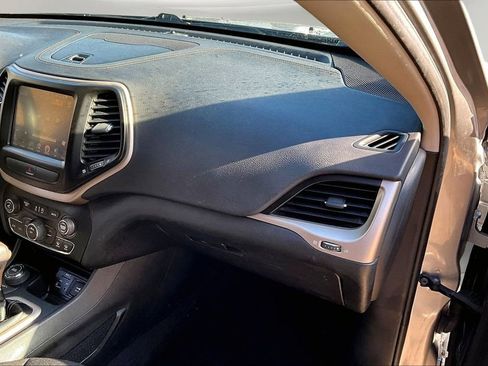 Used 2017 Jeep Cherokee Latitude w/ Cold Weather Group image 26