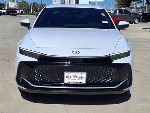 Used 2023 Toyota Crown XLE image 2