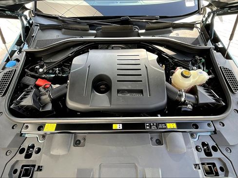 Used 2025 Land Rover Range Rover Sport SE image 10