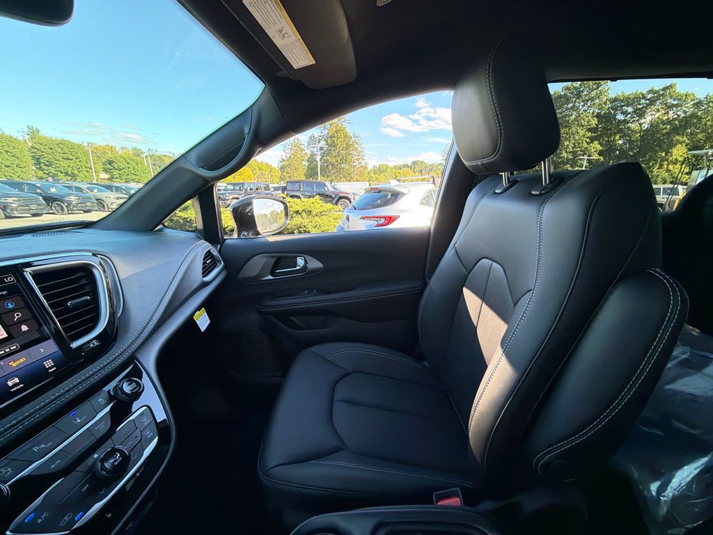 New 2027 Chrysler Pacifica Select FWD image 30