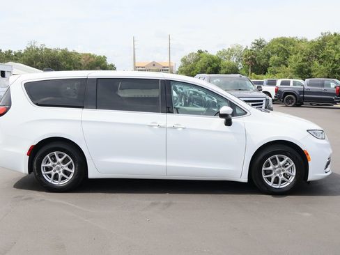 Used 2023 Chrysler Pacifica Touring-L FWD image 10