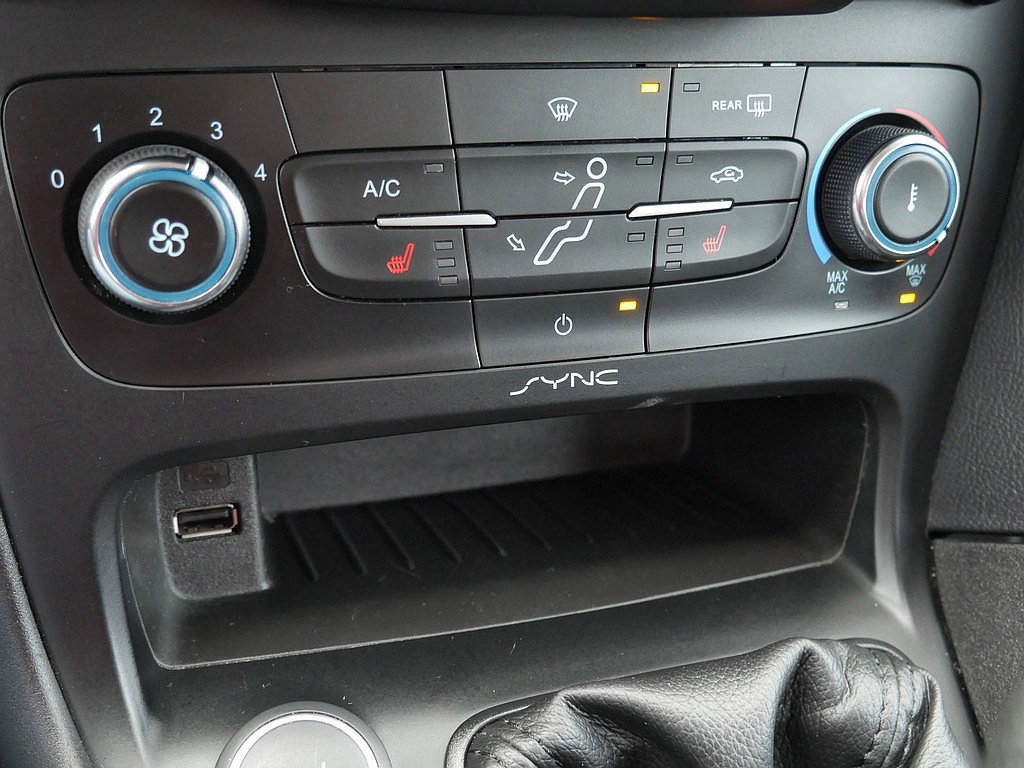 Used 2016 Ford Focus SE w/ SE Cold Weather Package FWD image 39