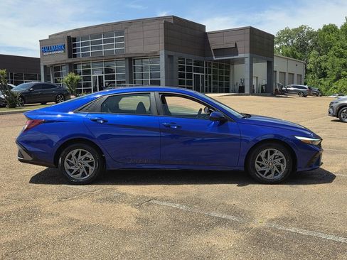 Used 2024 Hyundai Elantra SEL FWD image 3