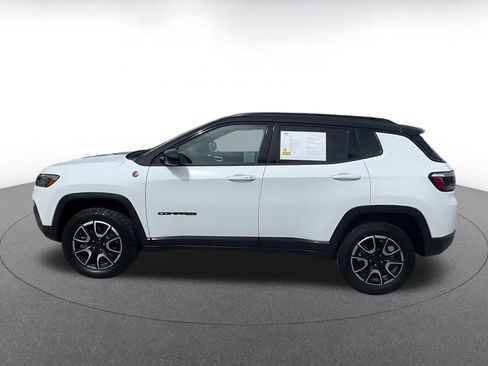 Used 2025 Jeep Compass Trailhawk image 9