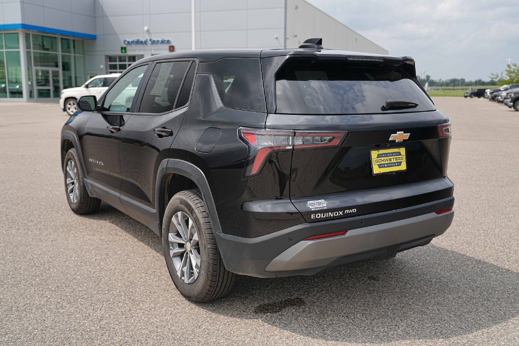 Used 2026 Chevrolet Equinox LT AWD/4WD image 9