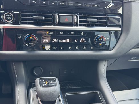 Used 2024 Nissan Pathfinder SL AWD/4WD image 19