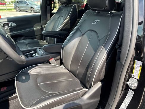Used 2025 Chrysler Pacifica Limited FWD image 32
