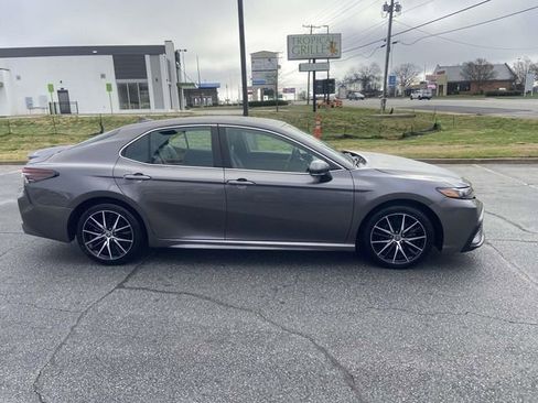 Used 2023 Toyota Camry SE image 2