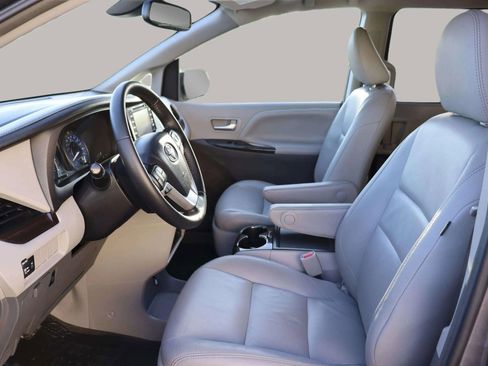 Used 2019 Toyota Sienna XLE image 20