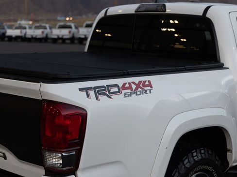 Used 2017 Toyota Tacoma TRD Sport image 9