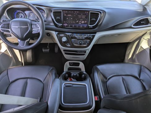 Used 2023 Chrysler Pacifica Touring-L image 16