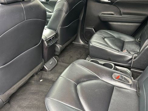 Used 2023 Toyota Highlander XLE w/ Protection Package #3 (TMS) AWD/4WD image 12