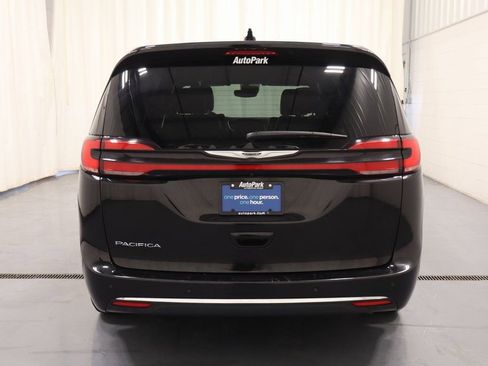 Used 2025 Chrysler Pacifica Select FWD image 9