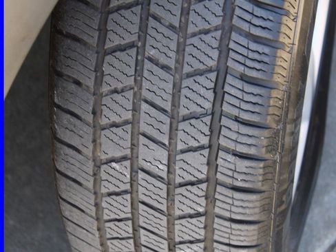 Used 2016 Ford Explorer XLT w/ Equipment Group 202A AWD/4WD image 14