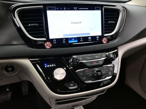 Used 2024 Chrysler Pacifica Touring-L image 21