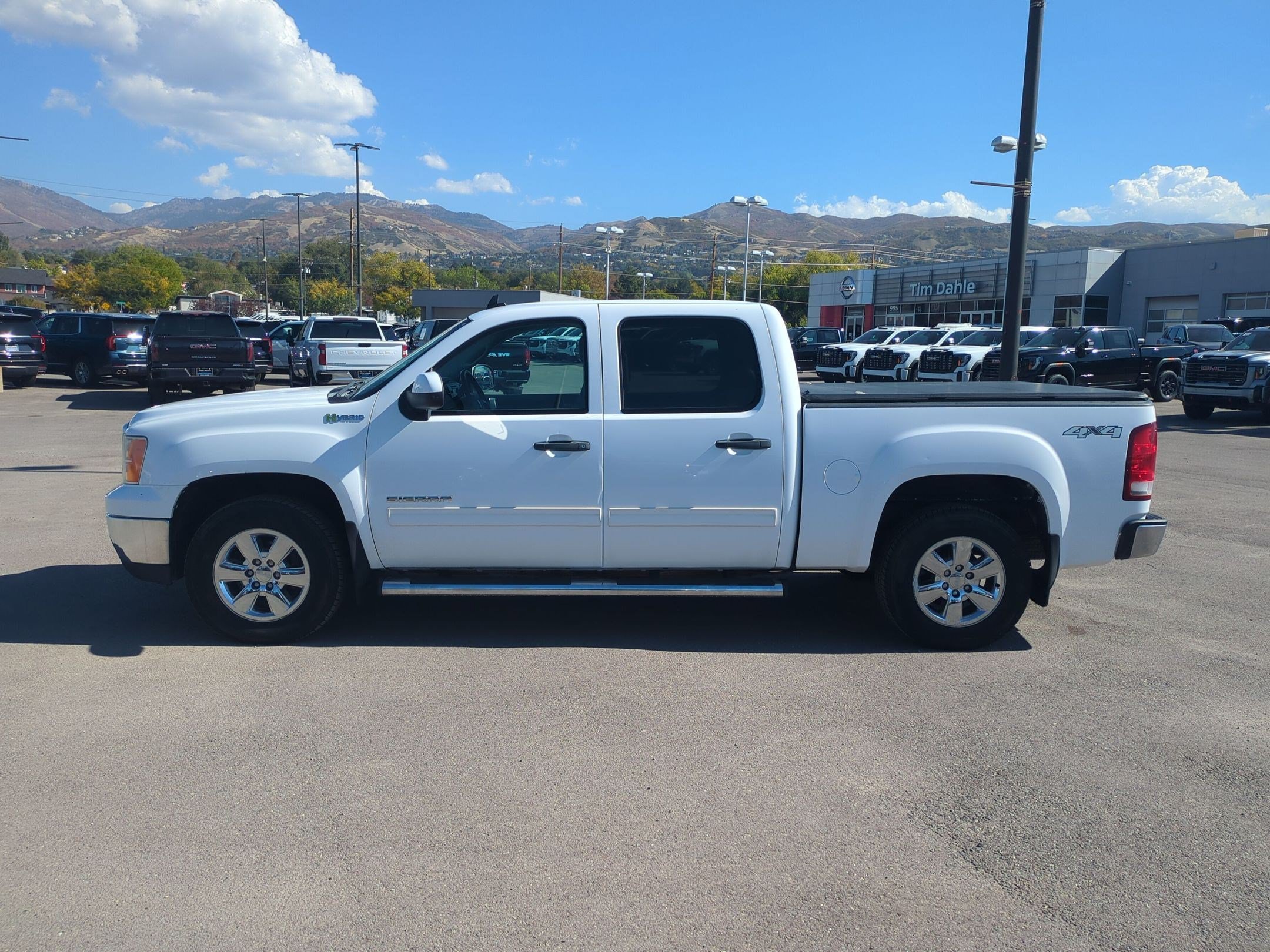 Used 2011 GMC Sierra 1500 4x4 Crew Cab Hybrid image 2