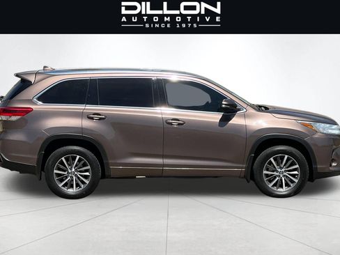 Used 2018 Toyota Highlander XLE AWD/4WD image 3