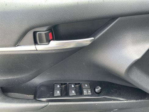 Used 2019 Toyota Camry SE image 12