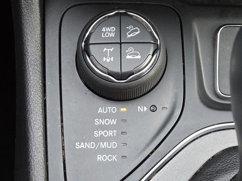 Used 2019 Jeep Cherokee Trailhawk w/ Cold Weather Group image 5