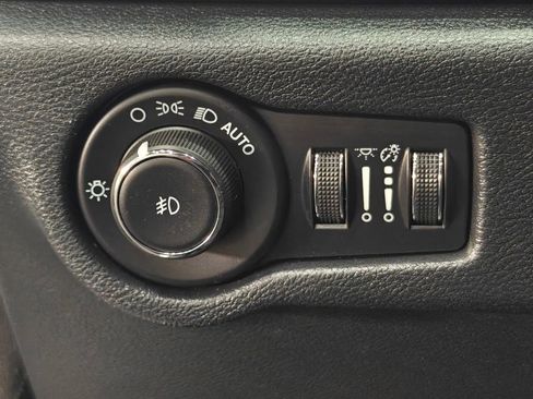 Used 2025 Chrysler Pacifica Select FWD image 52