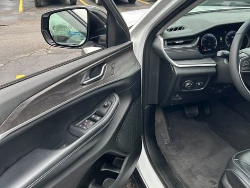 Used 2023 Jeep Grand Cherokee L Limited image 2