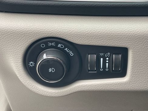 Used 2023 Chrysler Pacifica Touring-L FWD image 21
