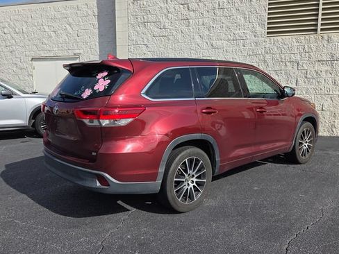 Used 2018 Toyota Highlander SE FWD image 12