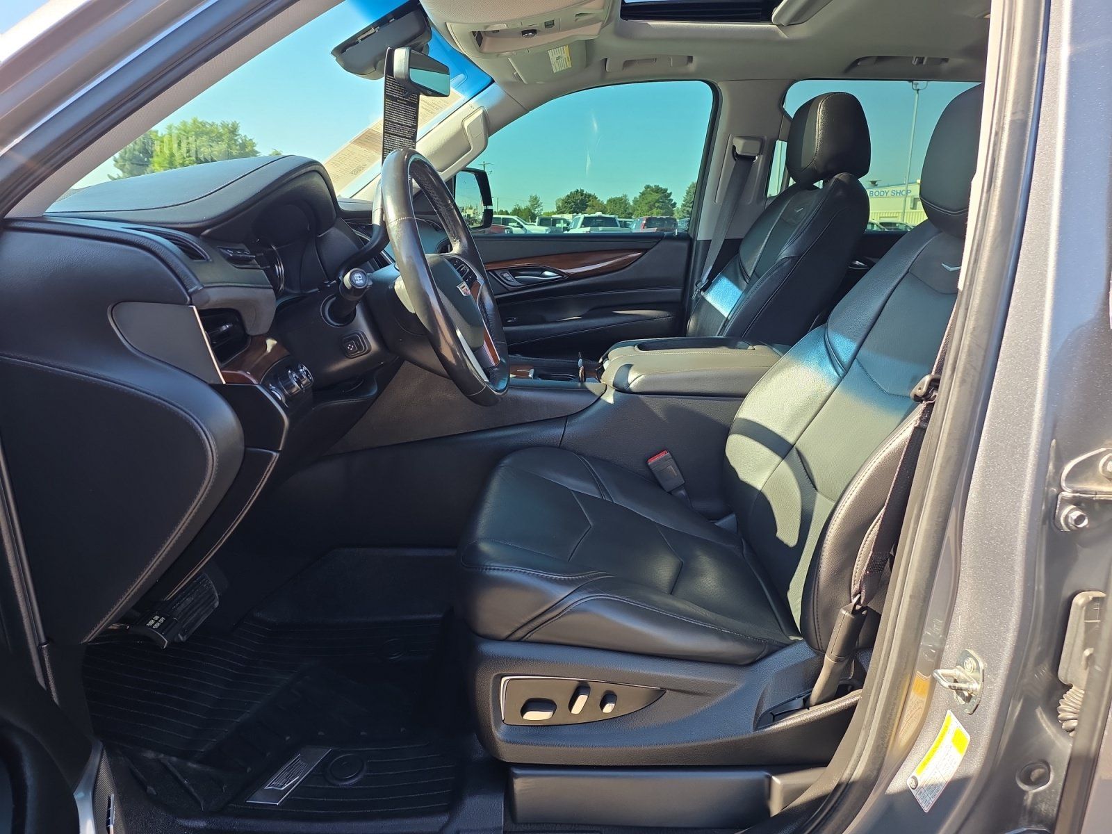 Used 2019 Cadillac Escalade Luxury AWD/4WD image 18