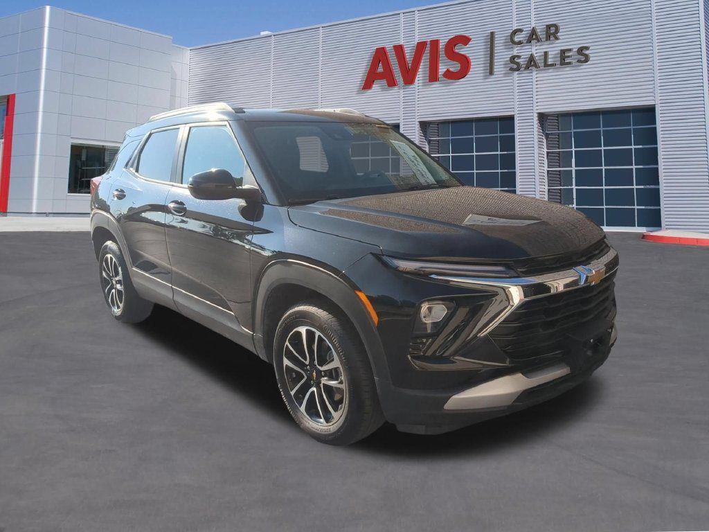 Used 2025 Chevrolet TrailBlazer LT AWD/4WD image 3
