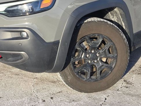 Used 2019 Jeep Cherokee Trailhawk image 3