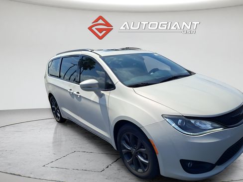Used 2019 Chrysler Pacifica Limited w/ S Appearance Package FWD image 3