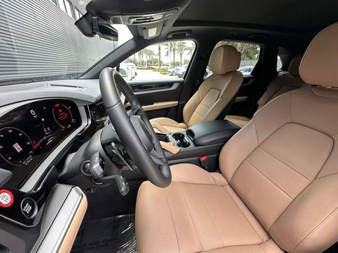Certified 2026 Porsche Cayenne AWD/4WD image 5