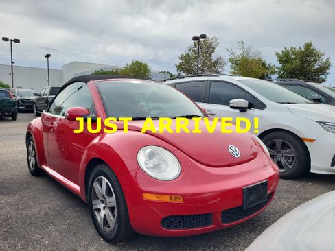 Used 2006 Volkswagen Beetle Convertible w/ Package 1 FWD image 2