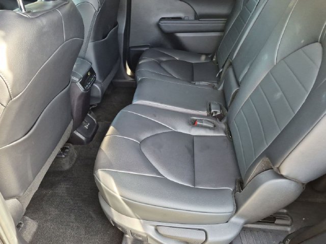 Used 2024 Toyota Highlander XLE AWD/4WD image 24