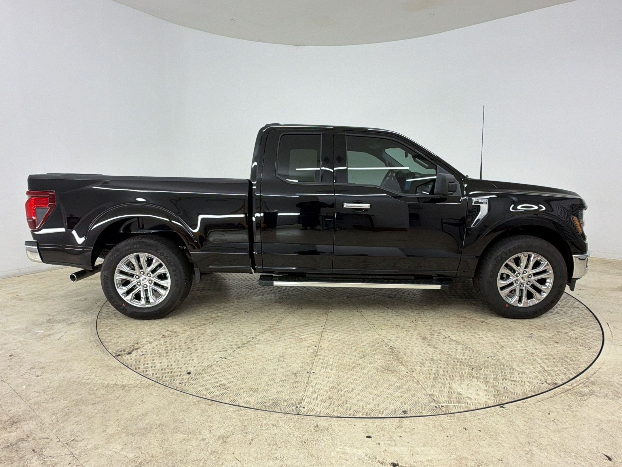 New 2026 Ford F150 XLT w/ XLT Chrome Appearance Package RWD image 8