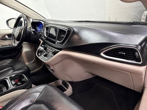 Used 2020 Chrysler Pacifica Touring-L image 26
