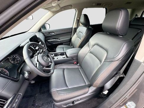 Used 2023 Nissan Pathfinder SL w/ Black Appearance Package AWD/4WD image 18