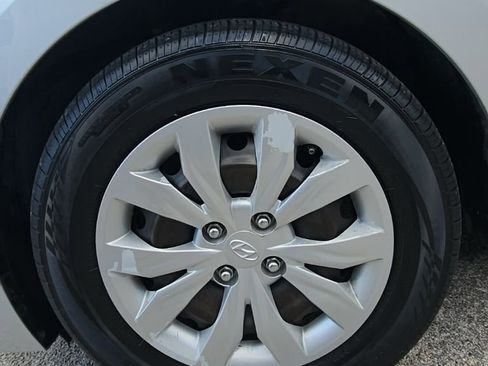 Used 2021 Hyundai Accent SE FWD image 9