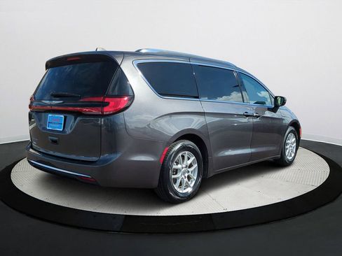 Used 2021 Chrysler Pacifica Touring-L image 4
