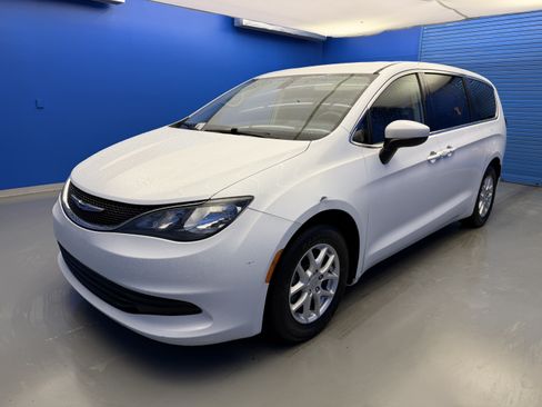 Used 2017 Chrysler Pacifica Touring FWD image 4