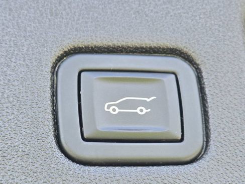 Used 2020 Chevrolet Equinox Premier FWD image 24