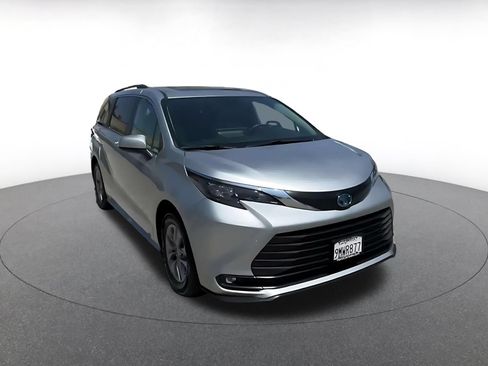 Used 2025 Toyota Sienna XLE FWD image 3