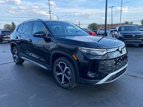 New 2025 Volkswagen Tiguan SE image 8