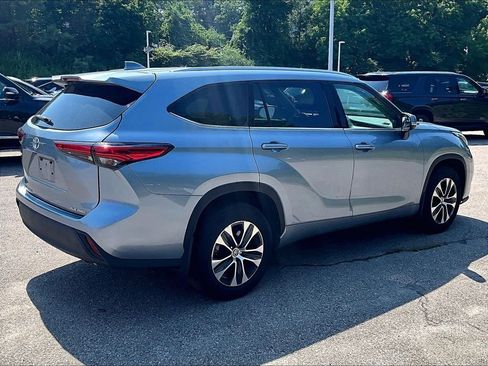 Used 2020 Toyota Highlander XLE AWD/4WD image 6