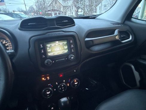 Used 2015 Jeep Renegade Limited image 22